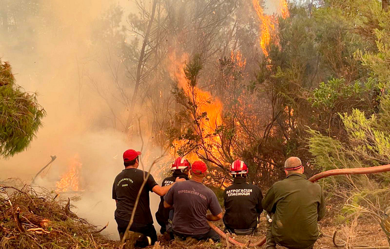 Hrabri srpski vatrogasci danonoćno izgaraju na gašenju požara u Grčkoj (foto galerija)