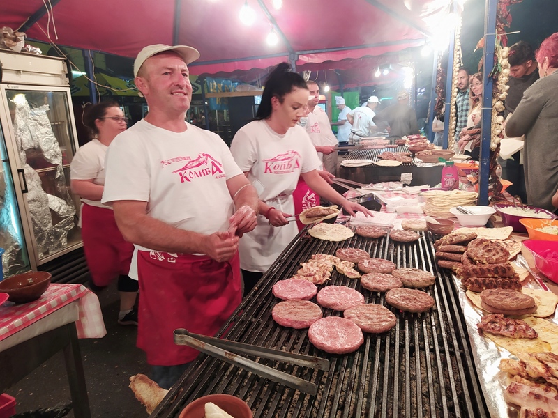 Roštiljdžijama konačno pune ruke posla, stigli gurmani i iz Makedonije u Bugarske