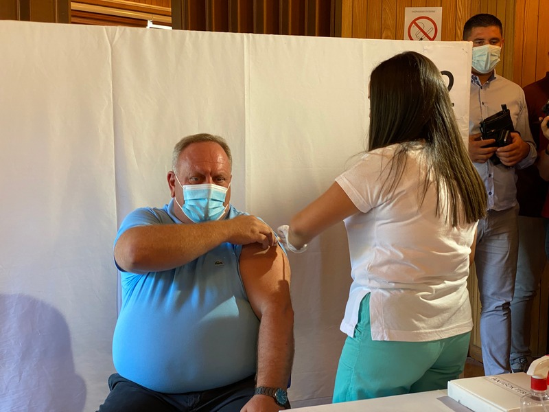 Gradonačelnik Leskovca primio treću dozu Fajzerove vakcine