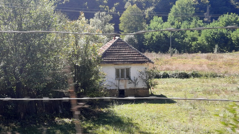 U Srbiji trenutno oko 150.000 praznih kuća, država nastavlja da ih deli mladim porodicama koje žele da žive na selu