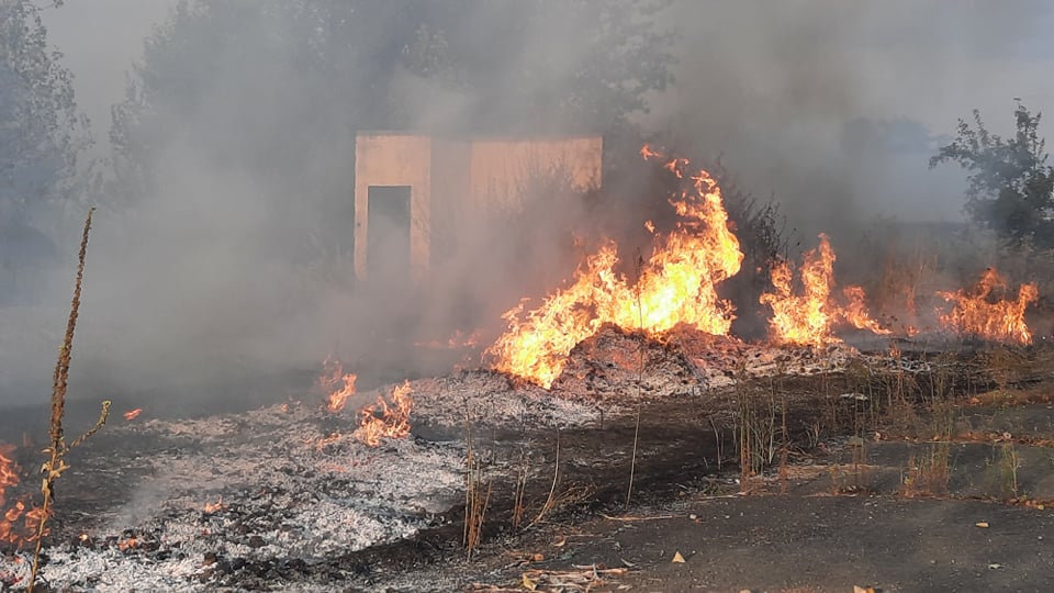 Sin na rukama izveo majku iz kuće u plamenu: Požar im progutao trošni dom