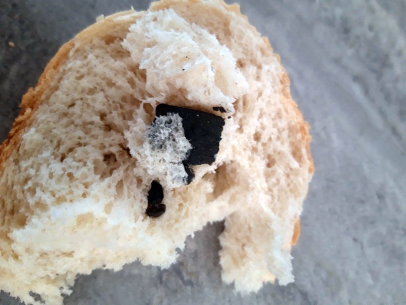 Leskovčanka pronašla u hlebu nešto što liči na parče uglja