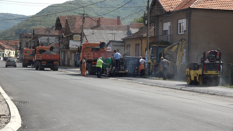 Deo puta na ulazu u Vlasotince presvućen novim slojem asfalta