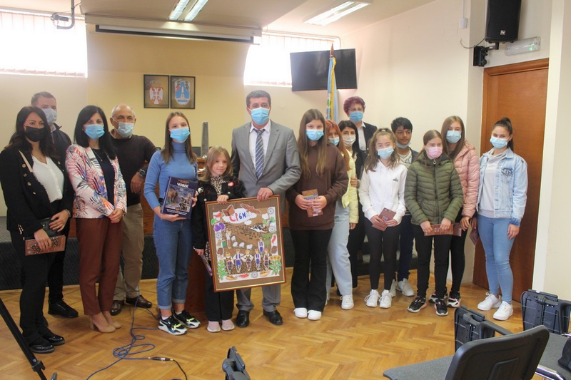 Mališani kod predsednika opštine Vlasotince sa poklonima i pitanjima