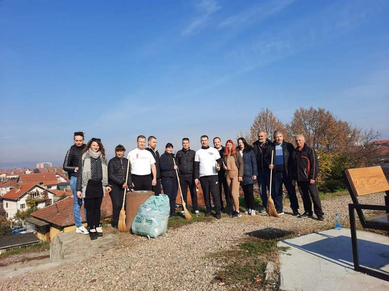 Aktivisti SNS-a čistili parkove i igrališta na teritoriji grada Leskovca tokom vikenda