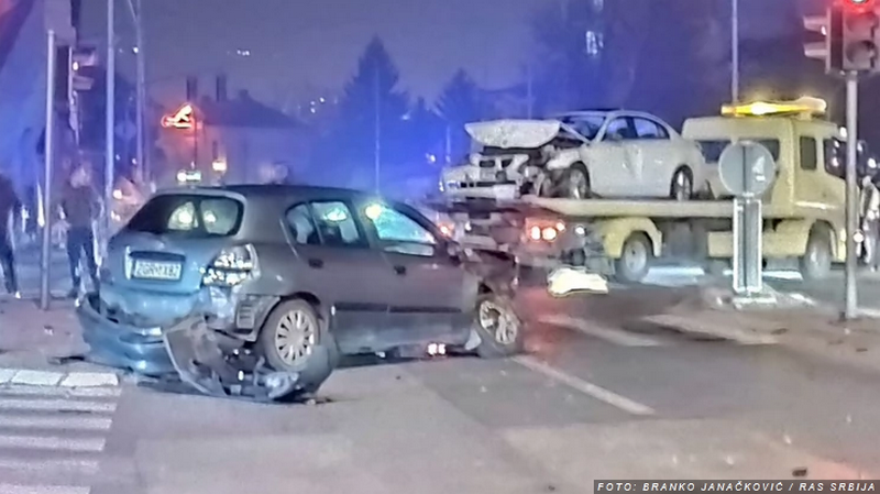 U alkoholisanom stanju seo u BMW, prošao kroz crveno, uleteo u raskrsnicu i udario u „nisan“