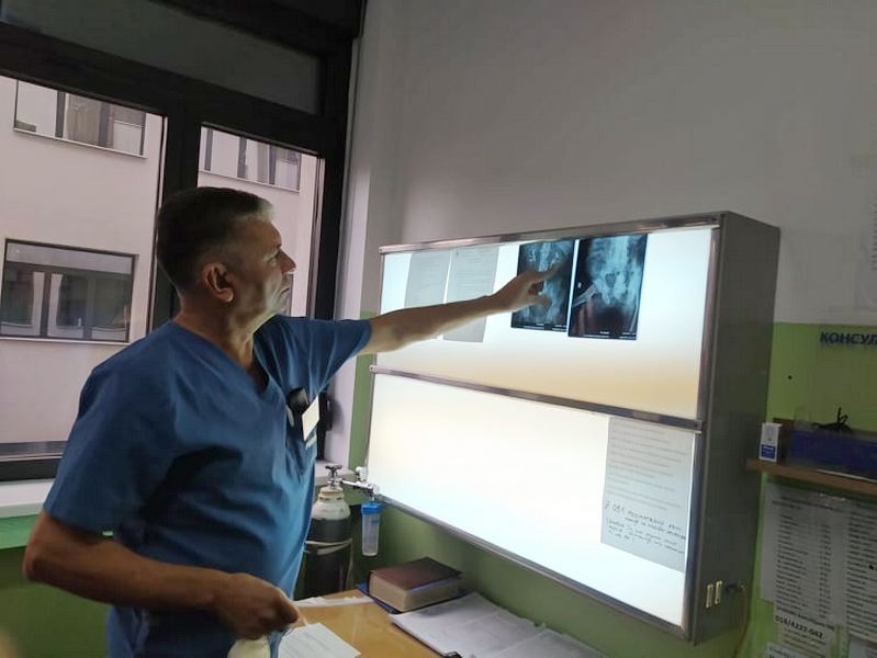 Milan Petrović u Leskovcu obavio stranom državljaninu jednu od najsloženijih operacija u urologiji