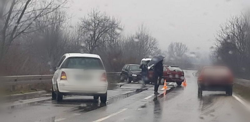 Starac sa 2,09 promila alkohola u krvi automobilom sleteo sa puta