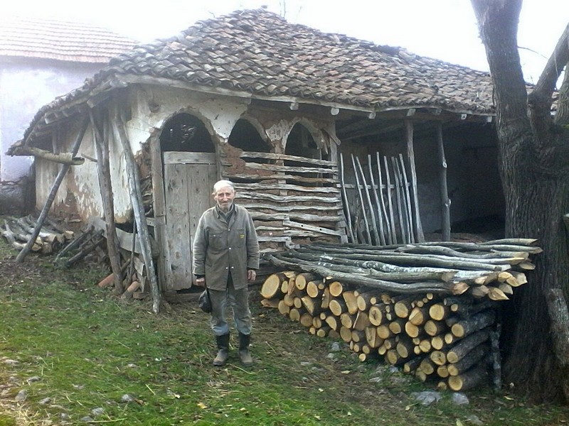 U kući deda Milutina sijalice ne svetle više od 10 godina, nema novca ni za račune, hranu i lečenje
