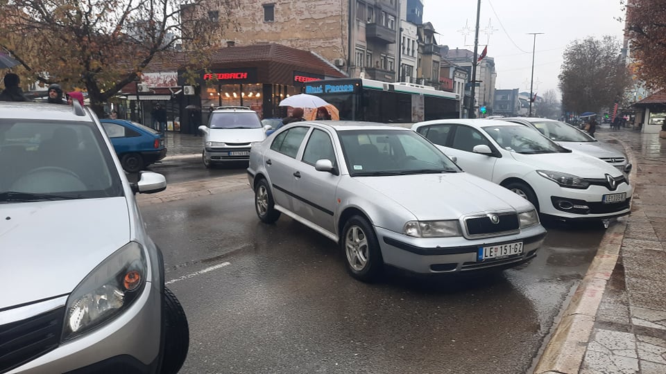 Leskovac blokiran i automobilima, na Vlasotinačkoj petlji rasprava demonstranata i građana