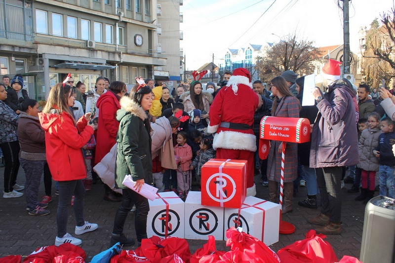 Fondacija „Novak Đoković“ podelila 30 paketića deci iz socijalno ugroženih porodica u Vlasotincu