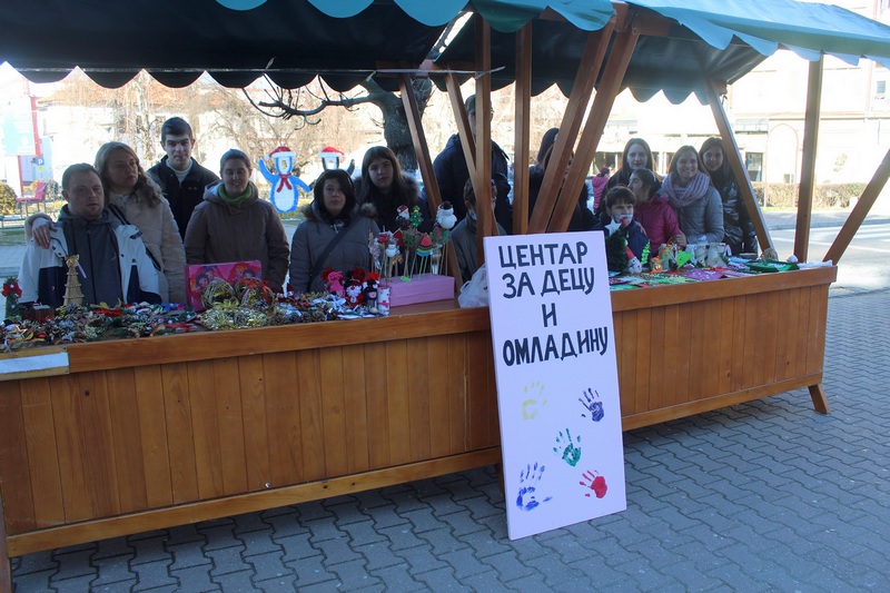 Vašar rukotvorina korisnika usluga Centra za decu i omladinu održan u Vlasotincu