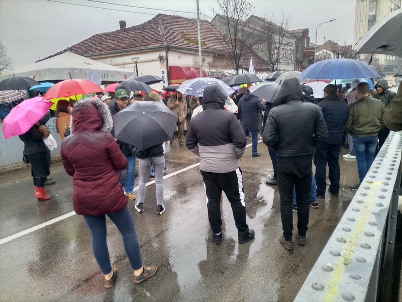 Više od 200 Piroćanaca blokiralo Golemi most u centru grada