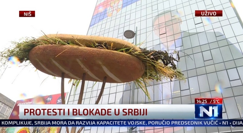 Ispred Vučićevog bilborda na hotelu „Ambasador“ niški slikar doneo džinovski ekološki sendvič