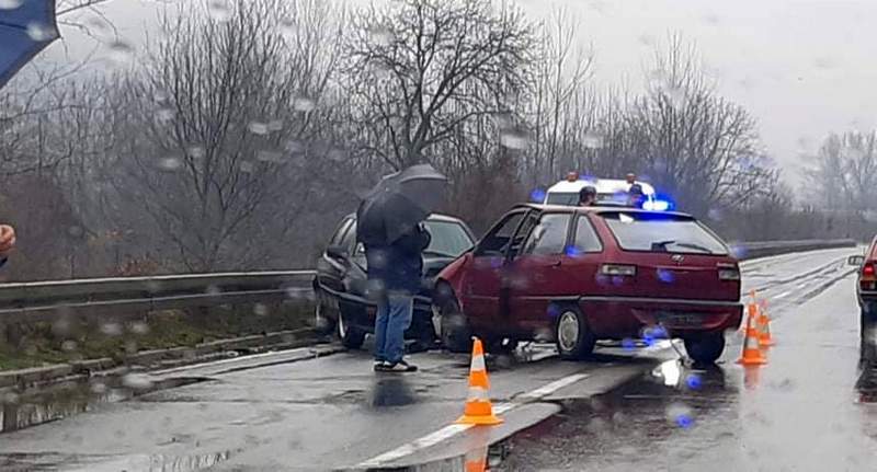 Čeoni sudar na putu Leskovac-Grdelica, povređene tri osobe