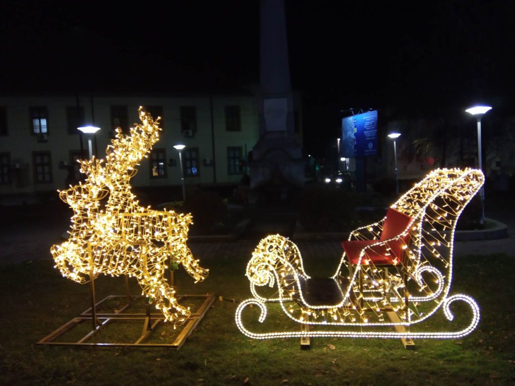 Novi novogodišnji ukrasi u Leskovcu – 3D jelka od 4 metra i zvezda sa klupom