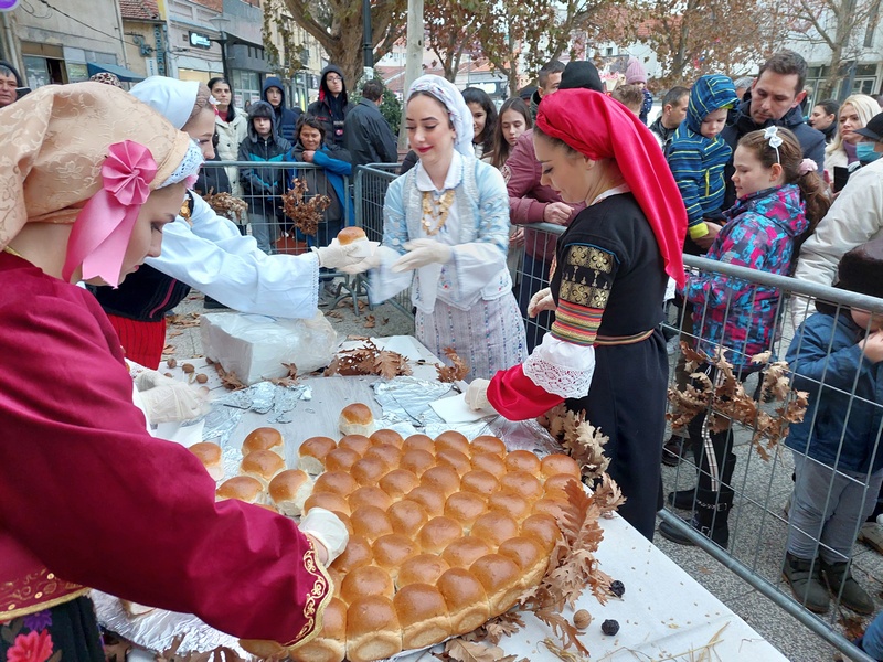 Tradicionalno lomljenje česnice sutra u centru Leskovca