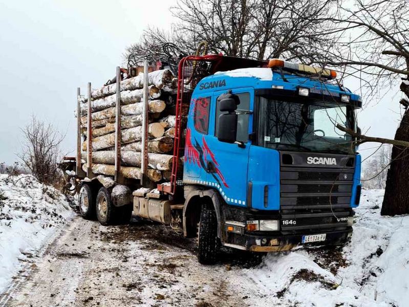 Meštani Kukavice „ulovili“ kradljivca šume,  firmu koja radi za „Srbijašume“