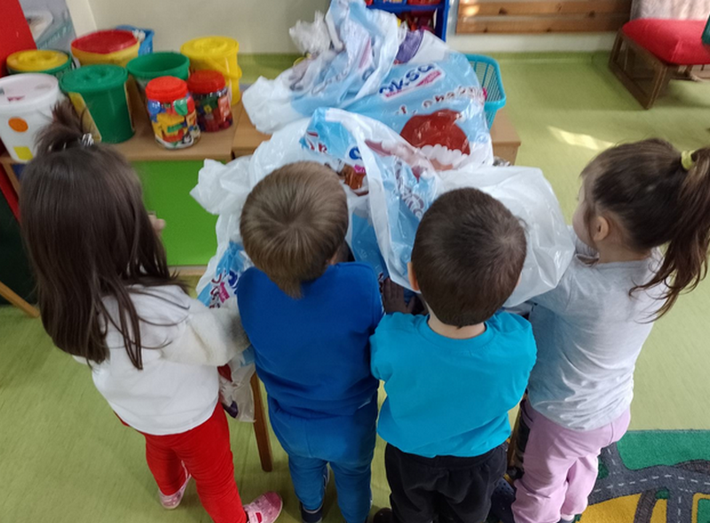 Mališani iz PU „Vukica Mitrović“ dobili igračke i slatkiše kao poklon grada Leskovca