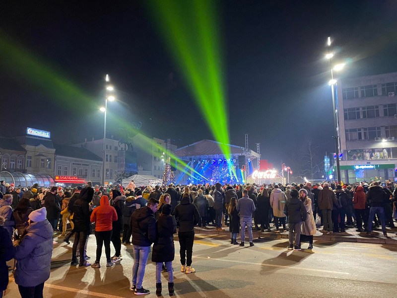 Malobrojnim Nišlijama na trgu srećnu Novu poželela Zorica Brunclik