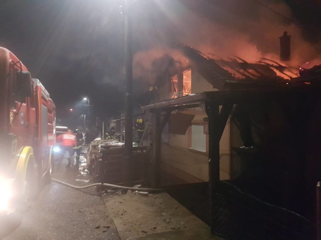 Izgoreli krov i potkrovlje na kući u Vladičinom Hanu