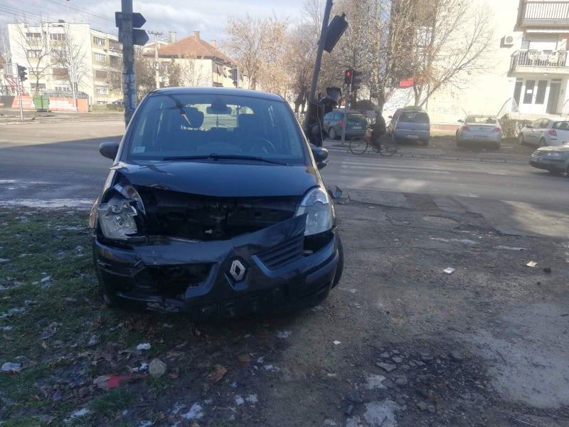 Leskovčanin razvalio semafor i polomio svoj auto u Radničkom naselju (video)