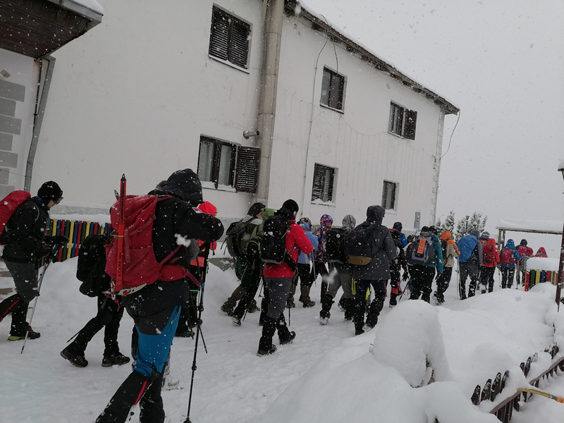 Planinari pet srpskih klubova po snegu i magli osvojili najviši vrh Besne Kobile