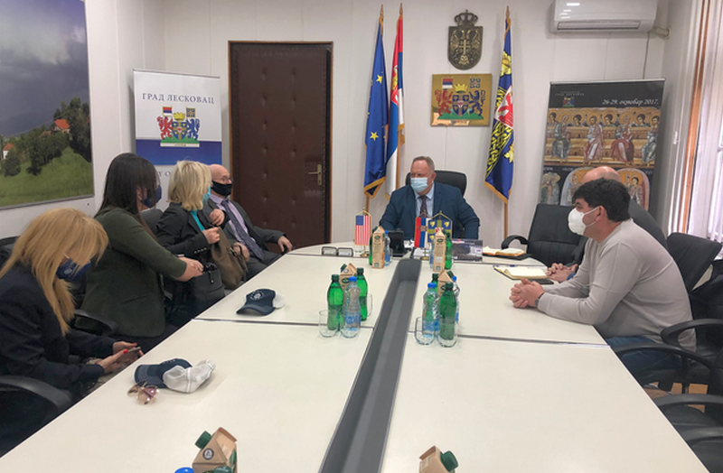 Američka Ambasada sa gradonačelnikom o mogućoj saradnji i donacijama gradu Leskovcu