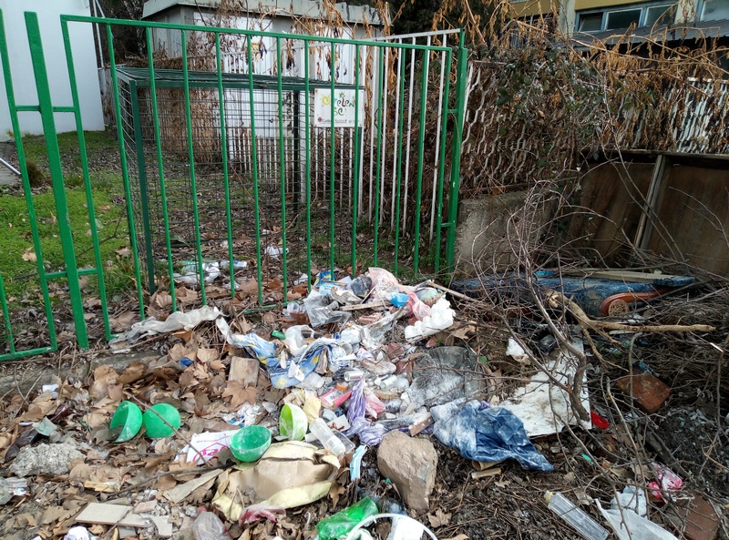 Komunalni otpad u blizini Dečjeg dispanzera u Leskovcu