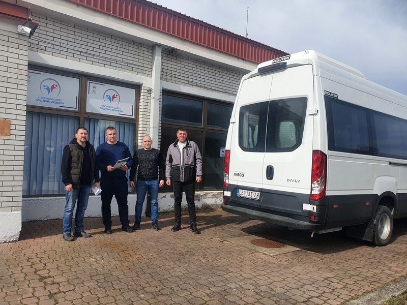 Opština Medveđa sportistima dala minibus na korišćenje