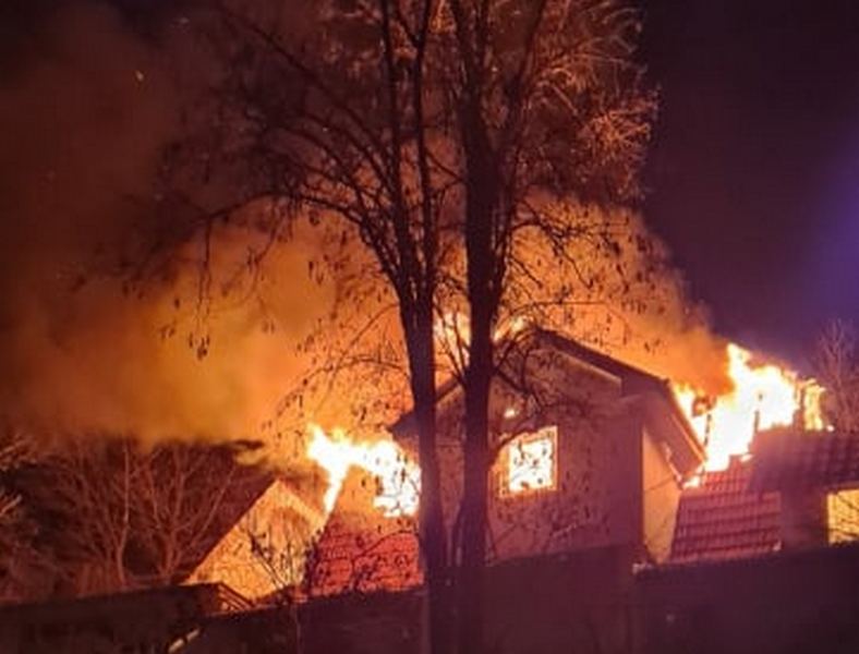 Izgorela dvospratna kuća u Vlasotincu, vatrogasci evakuisali majku s troje dece