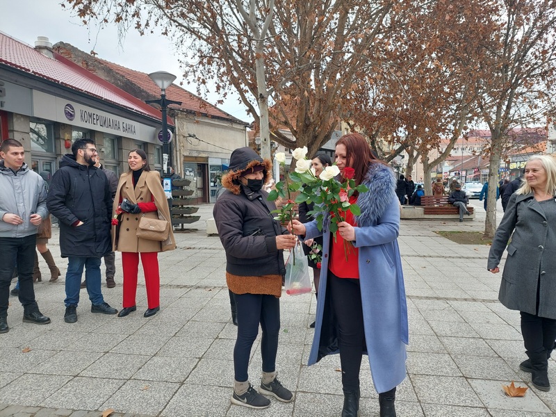 Forum žena SNS-a i Cvetanović delili ruže sugrađankama