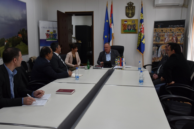Glavni starešina Selim Alijević i verski službenici razgovarali sa gradonačelnikom Leskovca o izgradnji Prve romske hrišćanke crkve