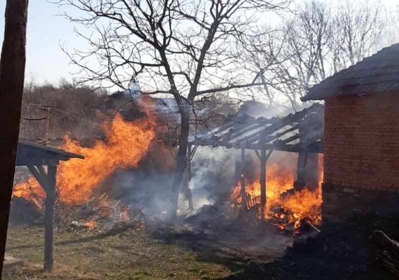 Selo Lalinovac kod Lebana treći dan u plamenu, piroman „igra žmurke“ s policijom i vatrogascima