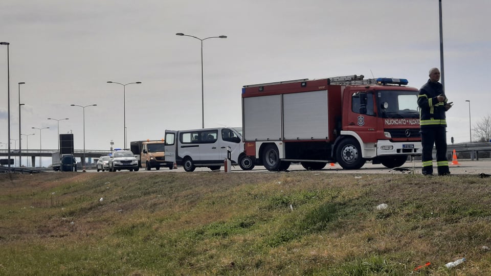 Povređene tri osobe u sudaru na auto-putu