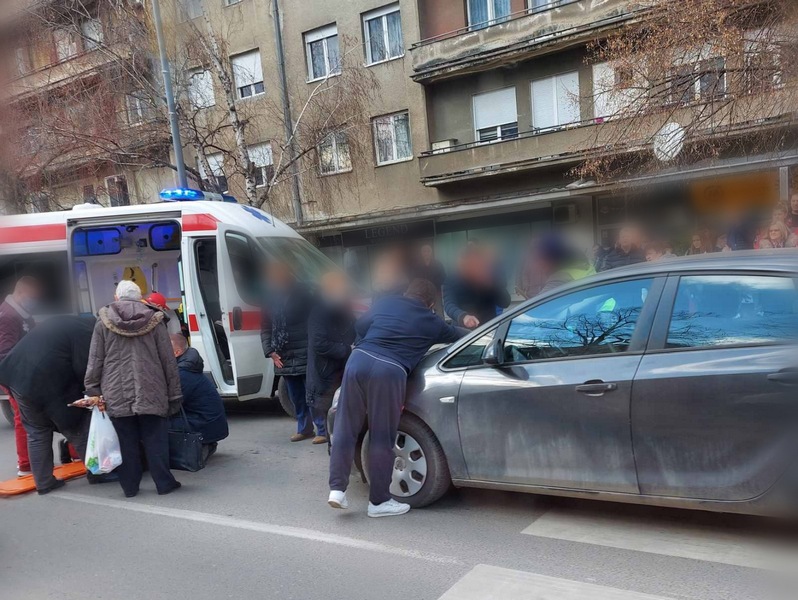 Povređena žena na pešačkom prelazu u Bulevaru oslobeđenja u Leskovcu