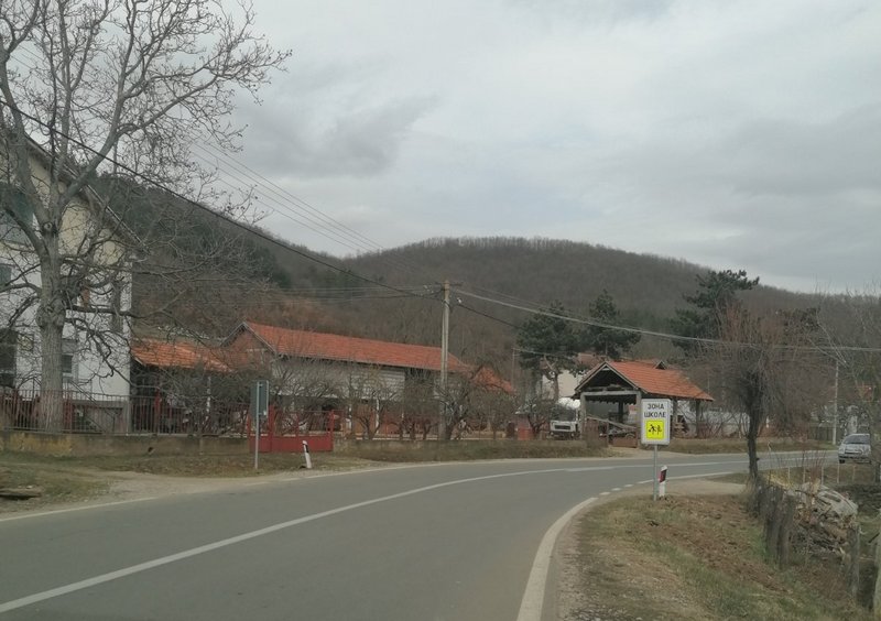 Od siline udara automobila devojčica, koja se bori za život, odletela u šanac (uznemirujući detalji)