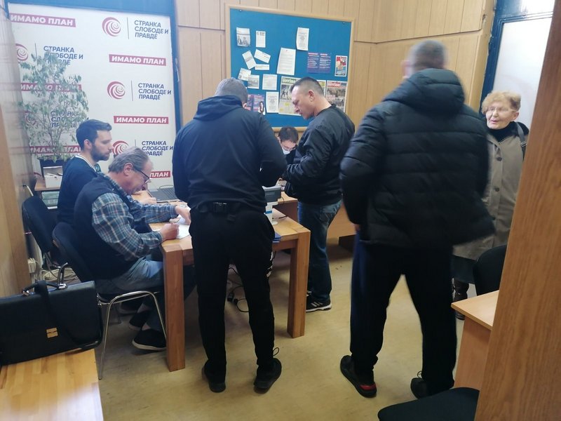 Poptpisi za Ponoša u prostorijama SSP i Narodne stranke u Leskovcu