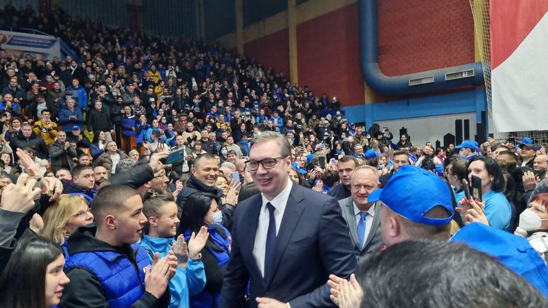 Vučić na predizbornom mitingu u Leskovcu obećao fabrike, puteve, kanalizacije, vodovode…
