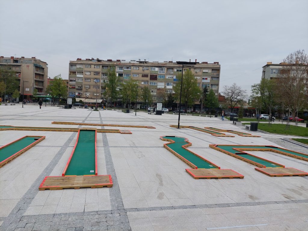 Posle uskršnje dekoracije na trgu u Leskovcu i teren za mini-golf