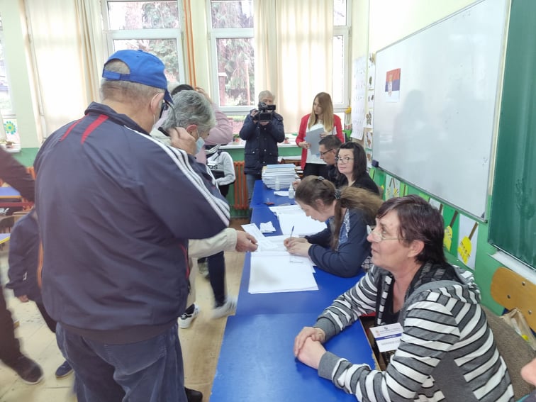 Leskovac: Na jednom glasačkom mestu do 9 sati glasalo 7,5 posto, prvi glasač 83 godine