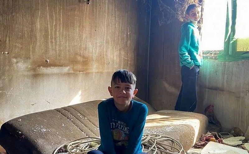 Četvoročlana porodica iz Stajkovca živi u oronuloj kući i jezivim prizorom u unutrašnjosti