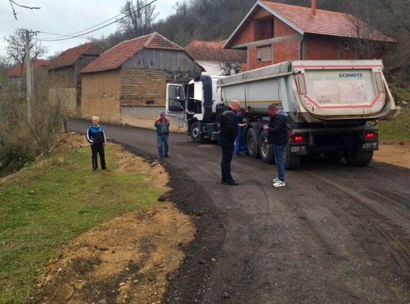 Selo Kostenica po prvi put dobija asfalt