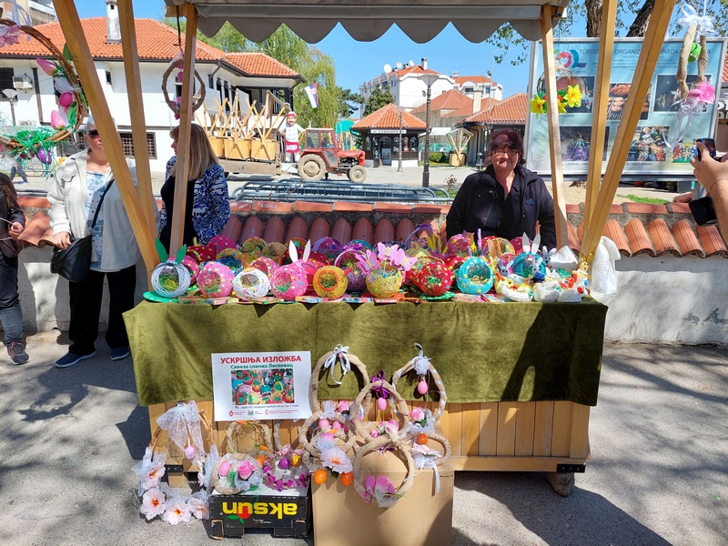 Uskršnji zečevi i korpe na prodajnoj izložbi slabovidih u Leskovcu