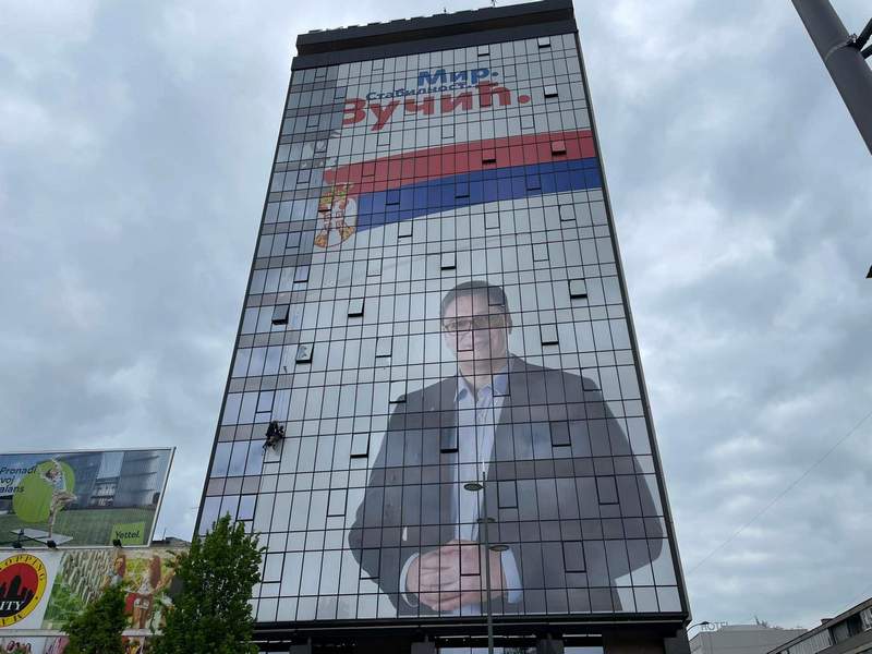 Posle skoro 5 meseci skidaju plakat sa likom Aleksandra Vučića u centru Niša