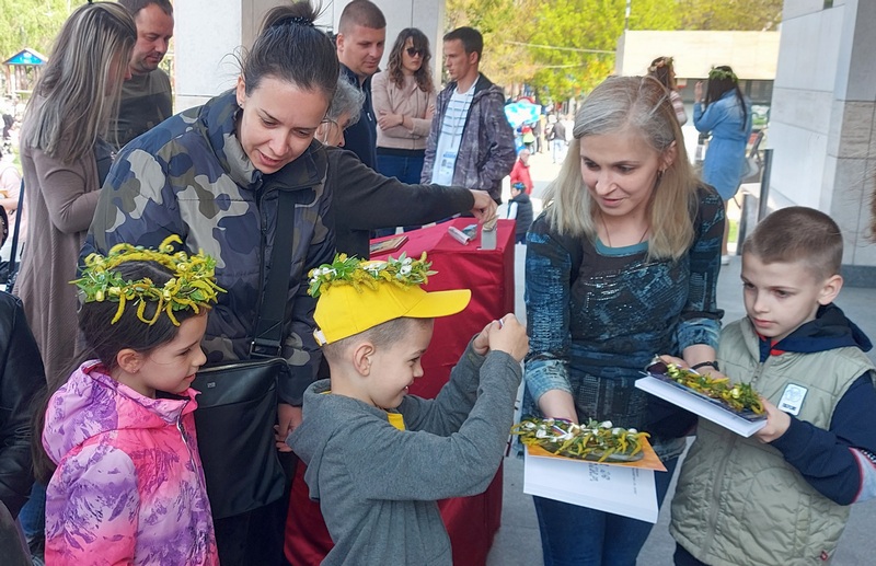 Podelom zvončića i venčića najmlađima obeležena Lazareva subota