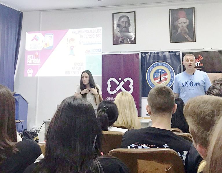 Igor Jurić u Vlasotincu srednjoškolcima pričao o seksualnom zlostavljanju, trgovini ljudima i kako potražiti pomoć