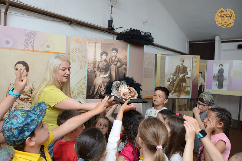 Na muzejskim radionicama najmlađi Leskovčani se upoznali sa istorijom pisma i razvojem ženskih frizura