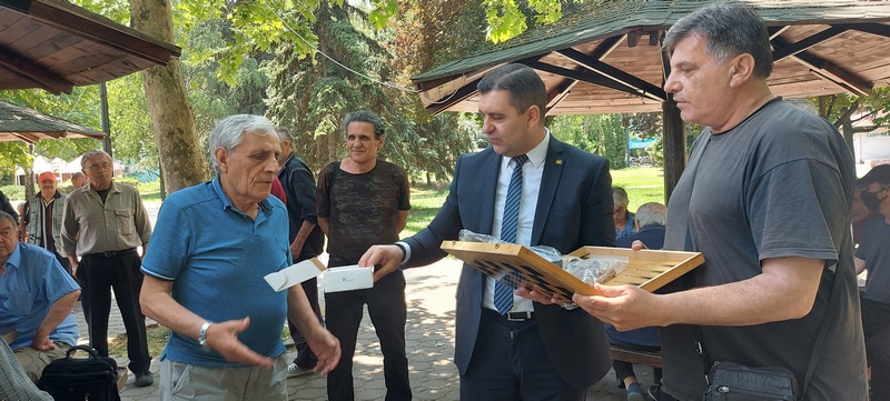 Najstariji građani dobili šah i domine od opštine