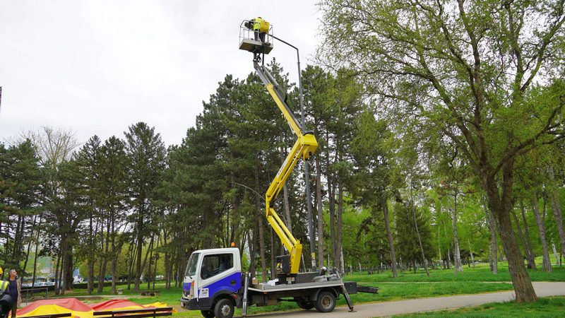 Postavljanjem rasvete počela rekonstrukcija gradskog parka